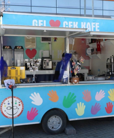 ‘Gel Çek Kafe’ projesi otizmli bireyleri kampüste öğrencilerle buluşturdu