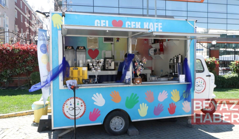 ‘Gel Çek Kafe’ projesi otizmli bireyleri kampüste öğrencilerle buluşturdu