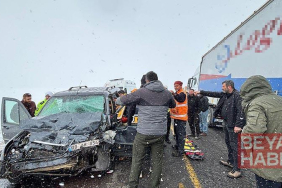 Sisli yolda hatalı sollama kazası araç kamerasında