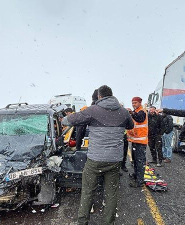 Sisli yolda hatalı sollama kazası araç kamerasında