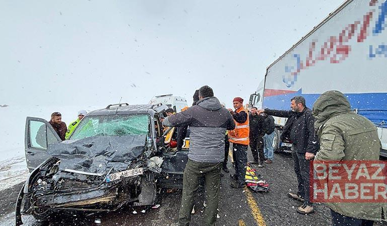 Sisli yolda hatalı sollama kazası araç kamerasında