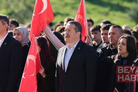 Eğitim-Bir-Sen heyeti Ufuk Arslan Anadolu Lisesi’nde bayrak törenine katıldı