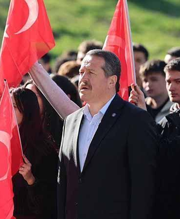 Eğitim-Bir-Sen heyeti Ufuk Arslan Anadolu Lisesi’nde bayrak törenine katıldı