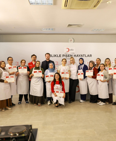 Şef Danilo Zanna depremzede kadınlarla aynı mutfakta buluştu