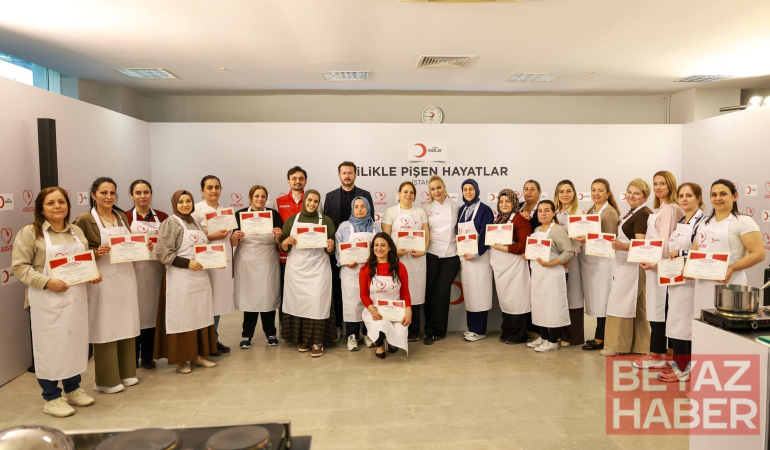 Şef Danilo Zanna depremzede kadınlarla aynı mutfakta buluştu