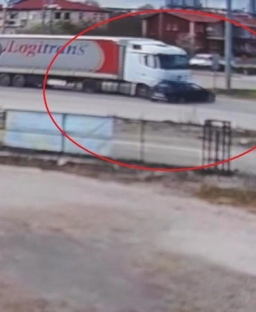 TIR'ın, çarptığı otomobili metrelerce sürüklediği kaza kamerada