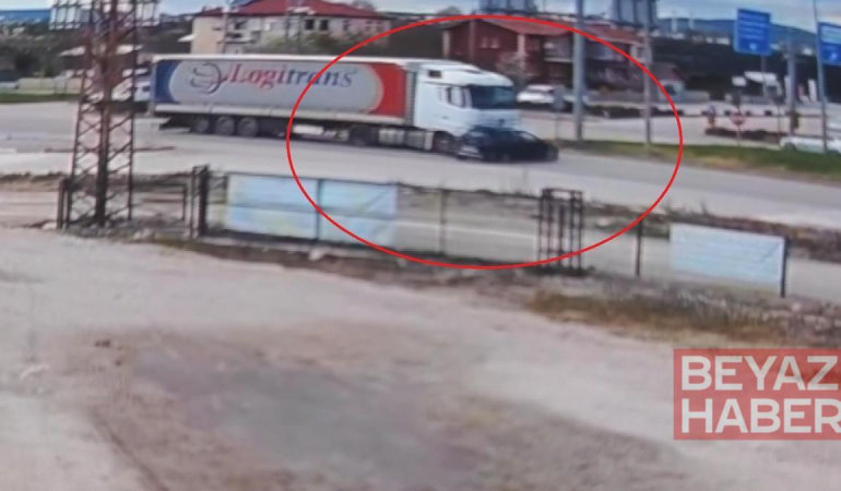 TIR'ın, çarptığı otomobili metrelerce sürüklediği kaza kamerada