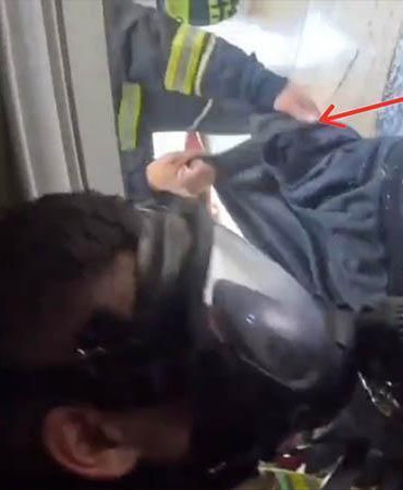 İş yerindeki yangında dumandan bayılan kişiyi itfaiye kurtardı; o anlar kask kamerasında