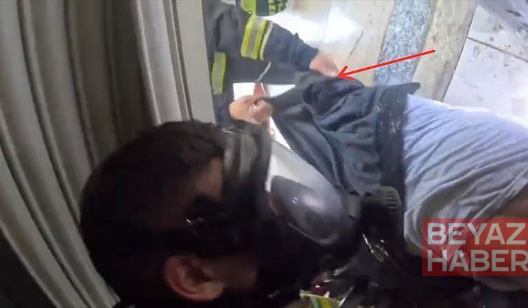 İş yerindeki yangında dumandan bayılan kişiyi itfaiye kurtardı; o anlar kask kamerasında