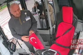 Yere düşen Türk Bayrağı için otobüsü durdurdu