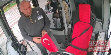 Yere düşen Türk Bayrağı için otobüsü durdurdu