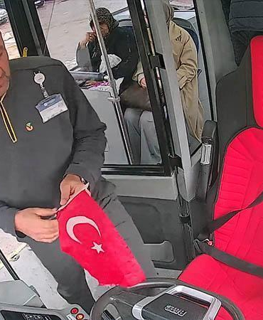 Yere düşen Türk Bayrağı için otobüsü durdurdu