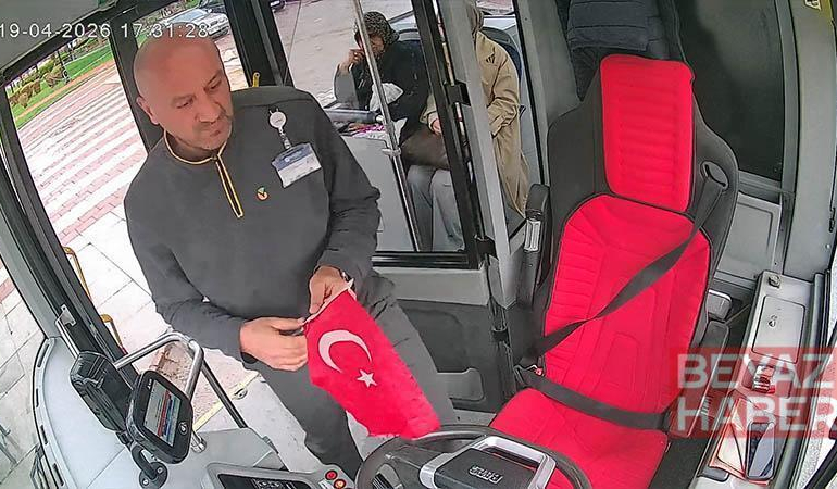 Yere düşen Türk Bayrağı için otobüsü durdurdu