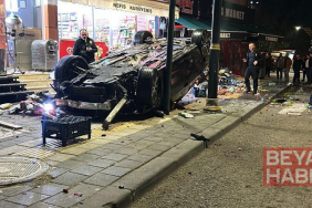 Otomobil iş yerlerine çarpıp, devrildi