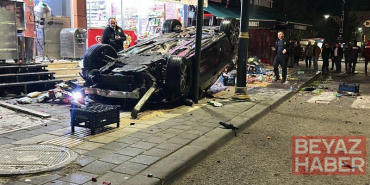 Otomobil iş yerlerine çarpıp, devrildi