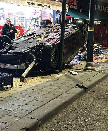 Otomobil iş yerlerine çarpıp, devrildi