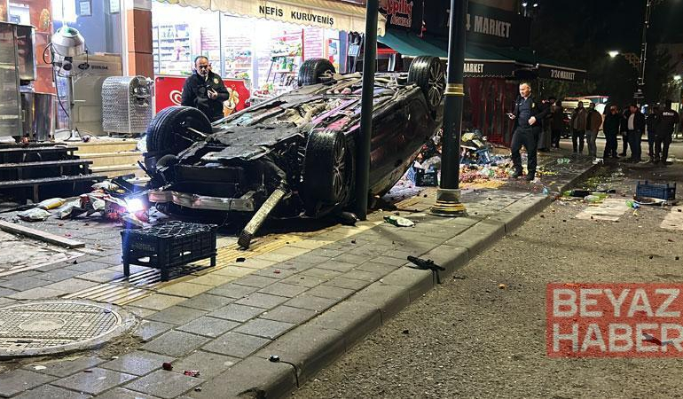 Otomobil iş yerlerine çarpıp, devrildi