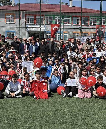 Samsunsporlu futbolcular, 23 Nisan Ulusal Egemenlik ve Çocuk Bayramı için çocuklarla buluştu