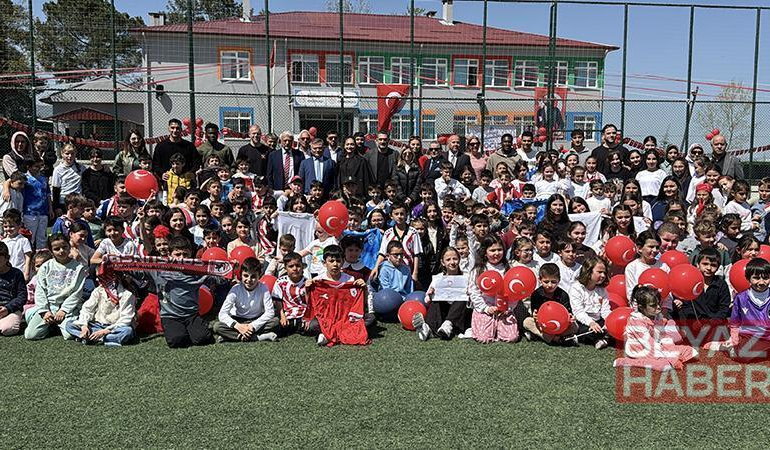 Samsunsporlu futbolcular, 23 Nisan Ulusal Egemenlik ve Çocuk Bayramı için çocuklarla buluştu