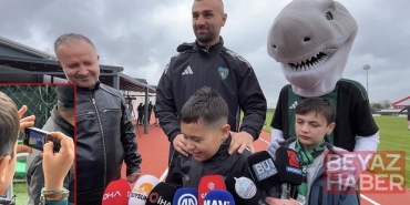 Golü tuşlu teflonuyla kaydeden minik taraftara, Serdar Dursun kamera hediye etti