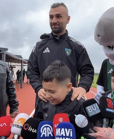 Golü tuşlu teflonuyla kaydeden minik taraftara, Serdar Dursun kamera hediye etti