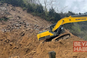Rize’de heyelan; iş makinesi operatörü saniyelerle kurtuldu