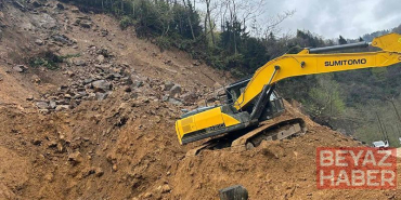 Rize’de heyelan; iş makinesi operatörü saniyelerle kurtuldu
