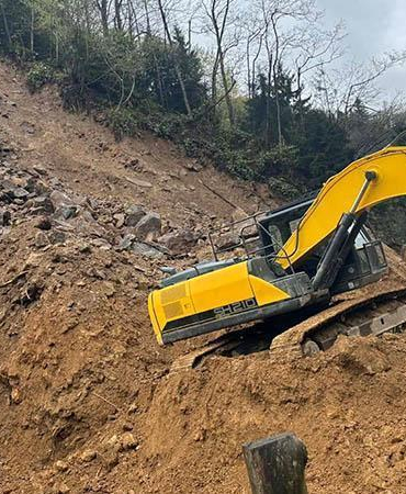 Rize’de heyelan; iş makinesi operatörü saniyelerle kurtuldu