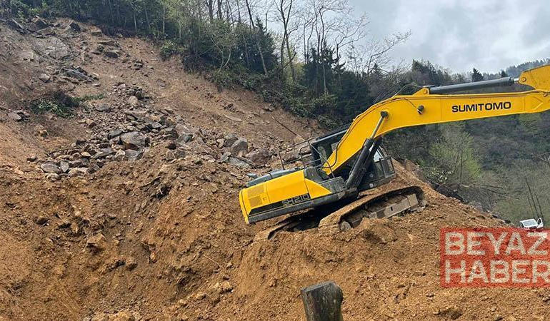 Rize’de heyelan; iş makinesi operatörü saniyelerle kurtuldu