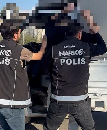 Polisin takip ettiği kamyonetten yaklaşık 185 kilo esrar ele geçirildi