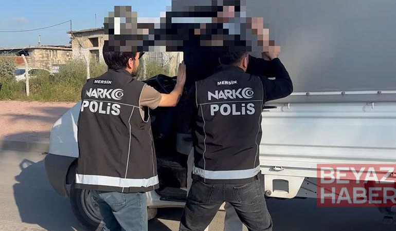 Polisin takip ettiği kamyonetten yaklaşık 185 kilo esrar ele geçirildi