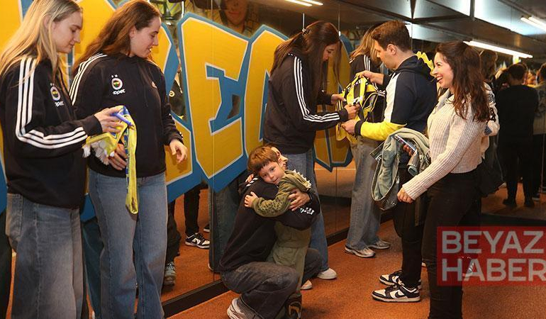 EuroLeague şampiyonu Fenerbahçe Opetli basketbolcular, taraftarlarla buluştu
