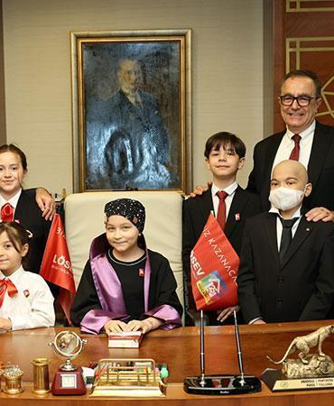 Anayasa Mahkemesi Başkanı Kadir Özkaya, lösemi tedavisi gören çocukları misafir etti