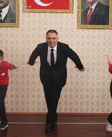 Rektörlük makamını devralan çocuklardan ‘Kartal Dansı’