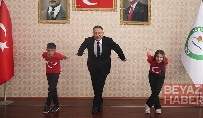 Rektörlük makamını devralan çocuklardan ‘Kartal Dansı’