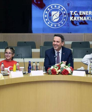 Bakan Bayraktar, çocuklarla bir araya geldi