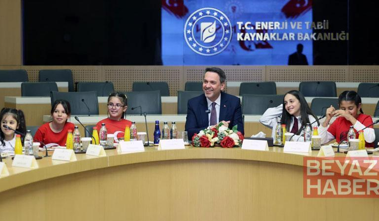 Bakan Bayraktar, çocuklarla bir araya geldi