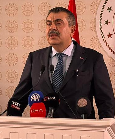 Bakan Tekin: Dijital dünyada çocuklarımızı hedef alan riskleri yapay zekayla izleyeceğiz