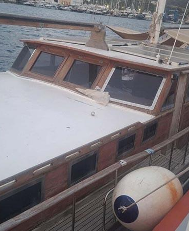 Su alan içinde 3 kişinin bulunduğu tekne, kurtarıldı