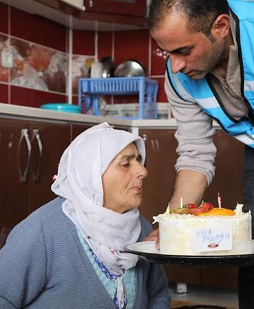 Yalnız yaşayan 75 yaşındaki kadına doğum günü sürprizi