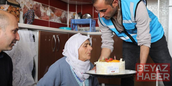 Yalnız yaşayan 75 yaşındaki kadına doğum günü sürprizi