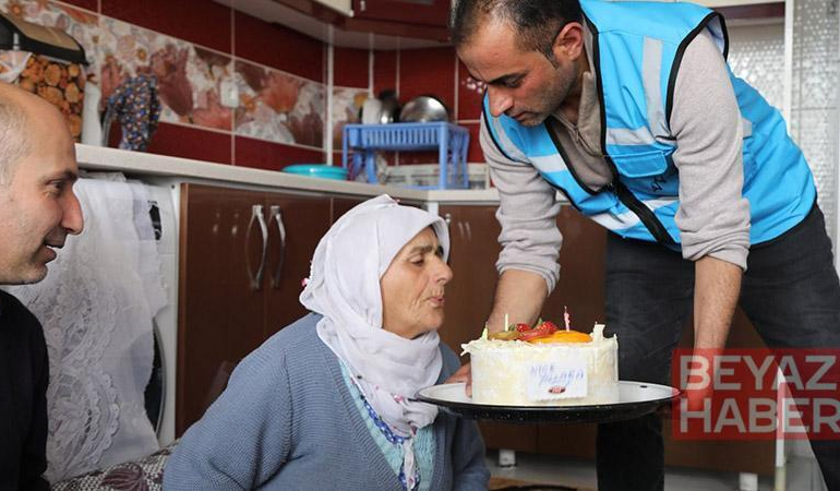 Yalnız yaşayan 75 yaşındaki kadına doğum günü sürprizi