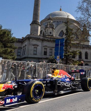 Formula 1 aracı İstanbul sokaklarında