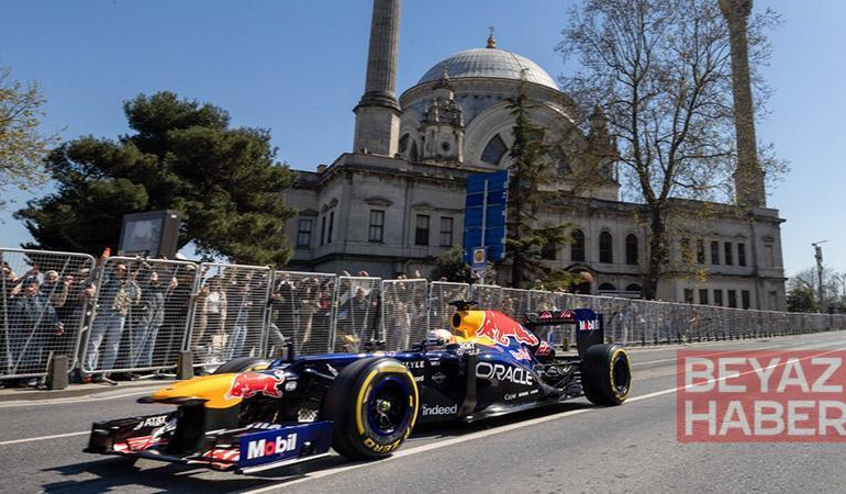 Formula 1 aracı İstanbul sokaklarında