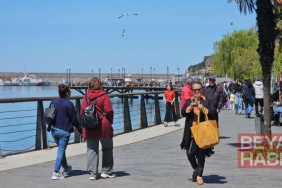 Zonguldak’ta güneşli havanın keyfini sahilde çıkardılar