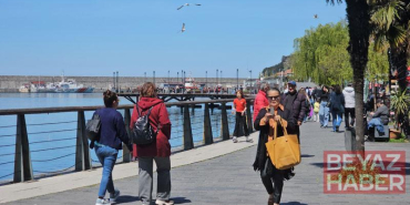 Zonguldak’ta güneşli havanın keyfini sahilde çıkardılar