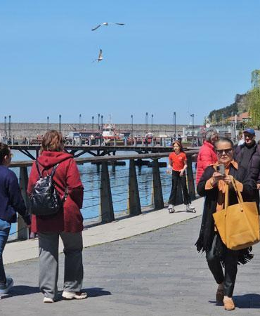 Zonguldak’ta güneşli havanın keyfini sahilde çıkardılar