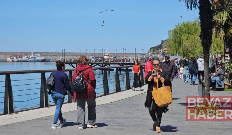 Zonguldak’ta güneşli havanın keyfini sahilde çıkardılar