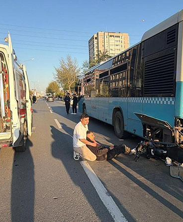 Motosiklet, duraktaki otobüse çarptı; 2 yaralı