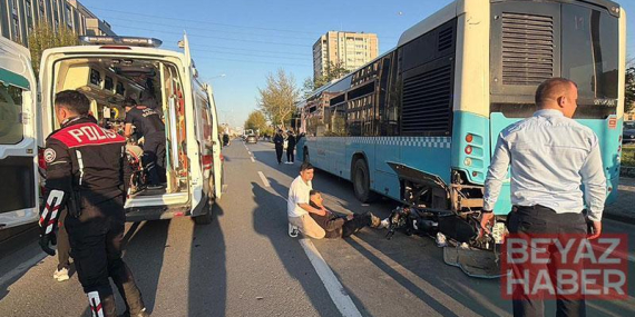 Motosiklet, duraktaki otobüse çarptı; 2 yaralı